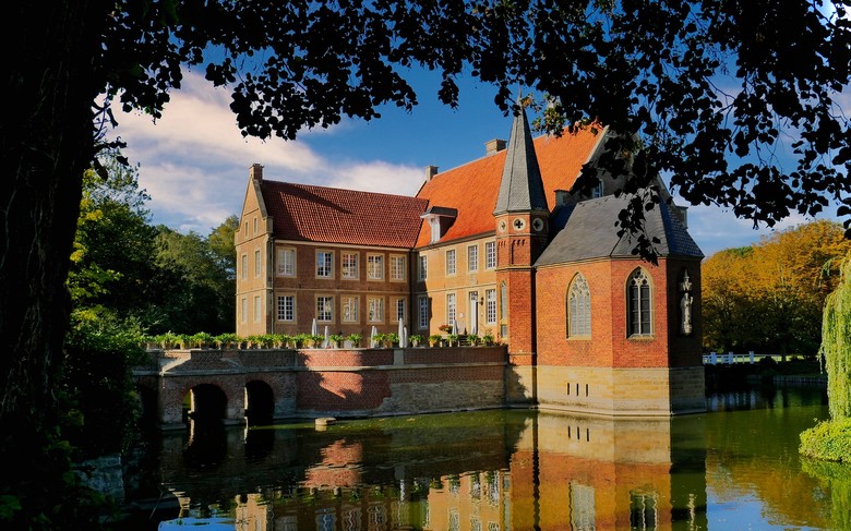 Die Burg Hülshoff erhebt sich hinter dem Wassergraben.