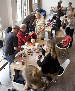 Menschen tauschen sich in einem Repair-Cafe untereinander aus.