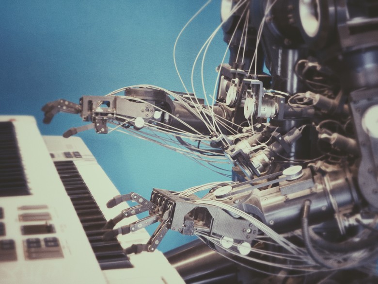 Zu erkennen ist kreative KI in Robotergestalt, die Klavier spielt.