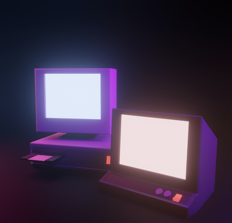 Zu erkennen sind zwei alte Computermodelle mit erleuchteten Bildschirmen vor dunklem Hintergrund.