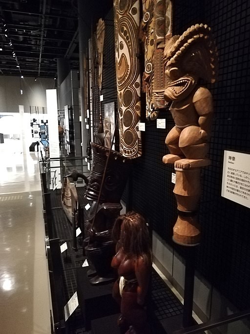 Zu erkennen sind verschiedene Ausstellungsstücke in einem Museum.