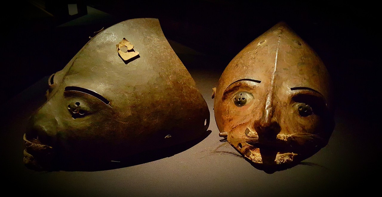 Zu erkennen sind zwei ausgestellte Masken.