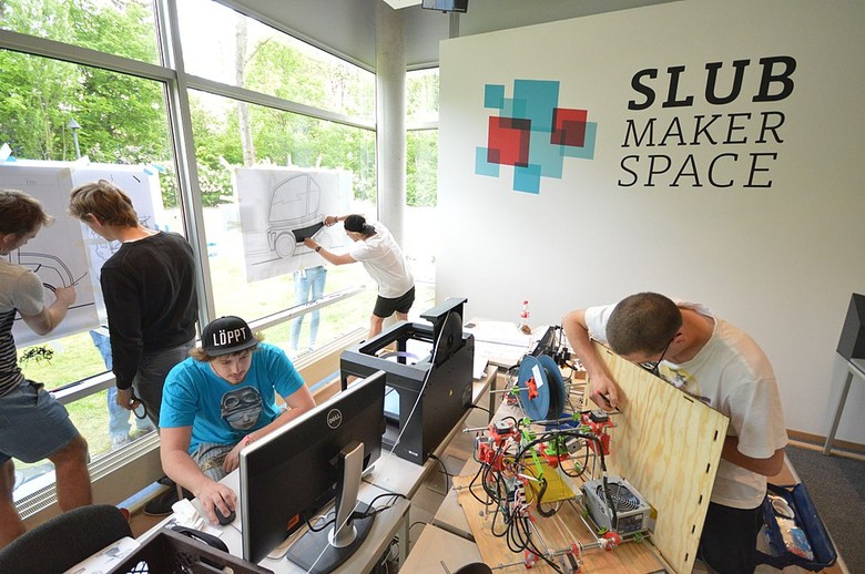 Im Makerspace der SLUB Dresden sind mehrere Menschen kreativ tätig.