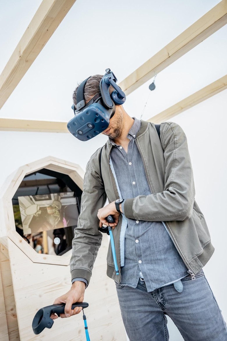 VR-Technik im Einsatz: In der Ausstellung "Apokalypse Münsterland" können die Besucher:innen VR-Brillen und -Controller ausprobieren.