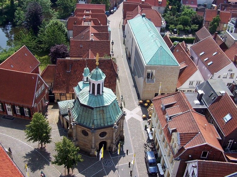 Aus der Vogelperspektive ergibt sich ein Blick auf die geziegelten Dächer der Stadt Telgte.