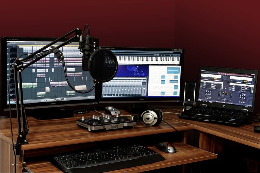 Aufnahmestudio mit Mikrofonen und Computerbildschirmen.